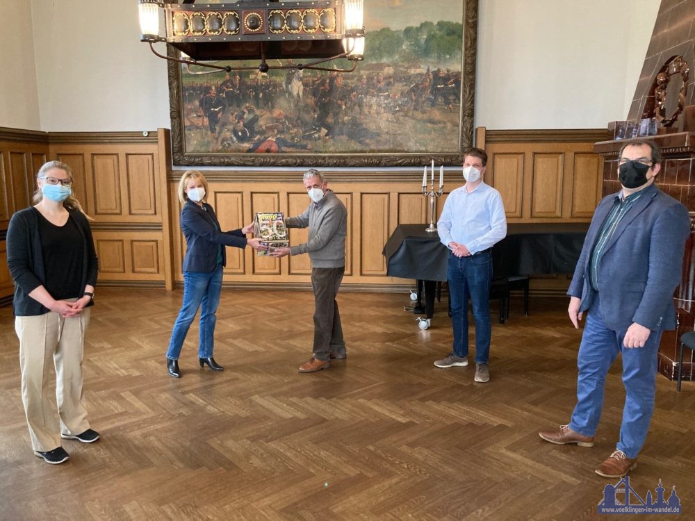 V.l.n.r.: VHS-Direktorin Jenny Ungericht, Oberbürgermeisterin Christiane Blatt, Bernd Engel, Stadtarchivar Dr. Michael Röhrig und Erik Roskothen bei der Übergabe der "Plopp"-Magazine im Alten Rathaus (Foto: Stadt Völklingen, S.Feß)