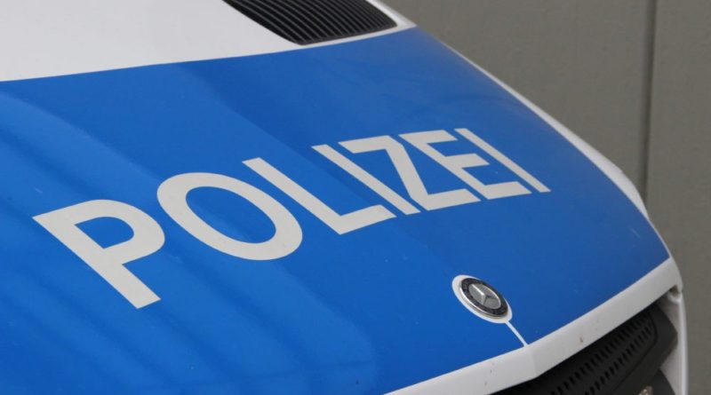 Motorhaube eines Polizei-Fahrzeugs von Andreas Hell - Völklingen im Wandel ist lizenziert unter einer Creative Commons Namensnennung - Weitergabe unter gleichen Bedingungen 4.0 International Lizenz.