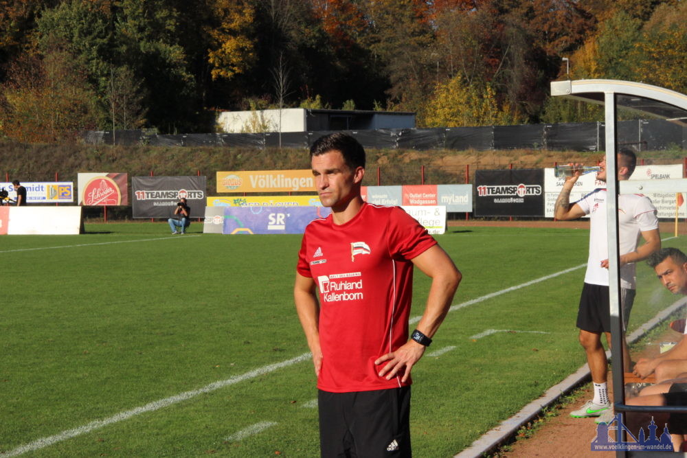 Nico Zimmermann in einer ungewohnten Rolle: Er vertritt Coach Günter Erhardt an der Seitenlinie (Foto: Hell)