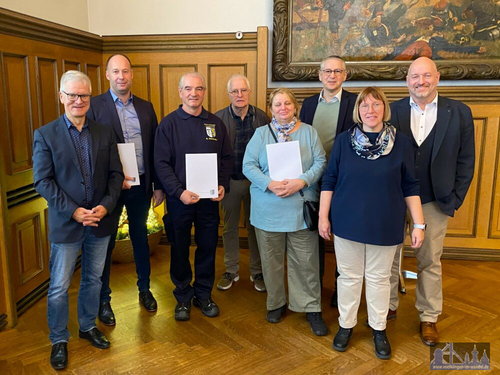 Von links: Oberbürgermeister Stephan Tautz, Kevin Hewer, Rafael Mailänder, Frank Freund, Juanita Laval-Wolf, Christof Theis, Petra Kiefer und Bürgermeister Christof Sellen - es fehlen: Ute Vollrath, Anja Haßler, Anke Klein, Ralf Breitbarth, Thomas Willems und Simone Haselmann (Bild: Stadt Völklingen)