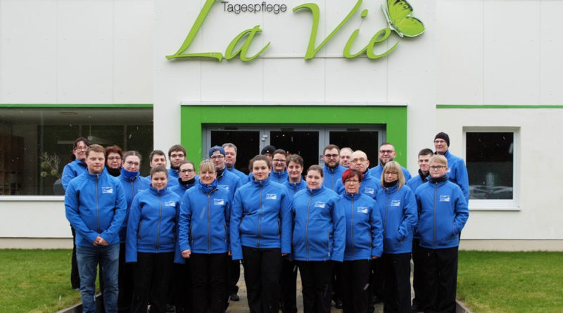 Christian Sauer, Geschäftsführung des Pflegeteams „La Vie“ in Völklingen-Luisenthal, stattete die Marching-Band mit neuen Softshelljacken aus. (Foto: Verein)