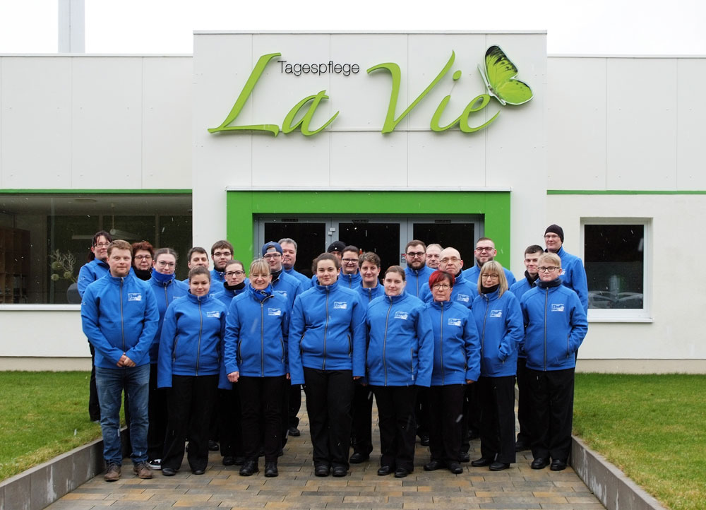 Christian Sauer, Geschäftsführung des Pflegeteams „La Vie“ in Völklingen-Luisenthal, stattete die Marching-Band mit neuen Softshelljacken aus. (Foto: Verein)