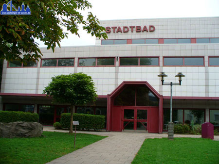 An der Fassade steht bis heute "Stadtbad", inzwischen heißt das Völklinger Hallenbad allerdings "Raymund-Durand-Bad" (Foto: Hell)