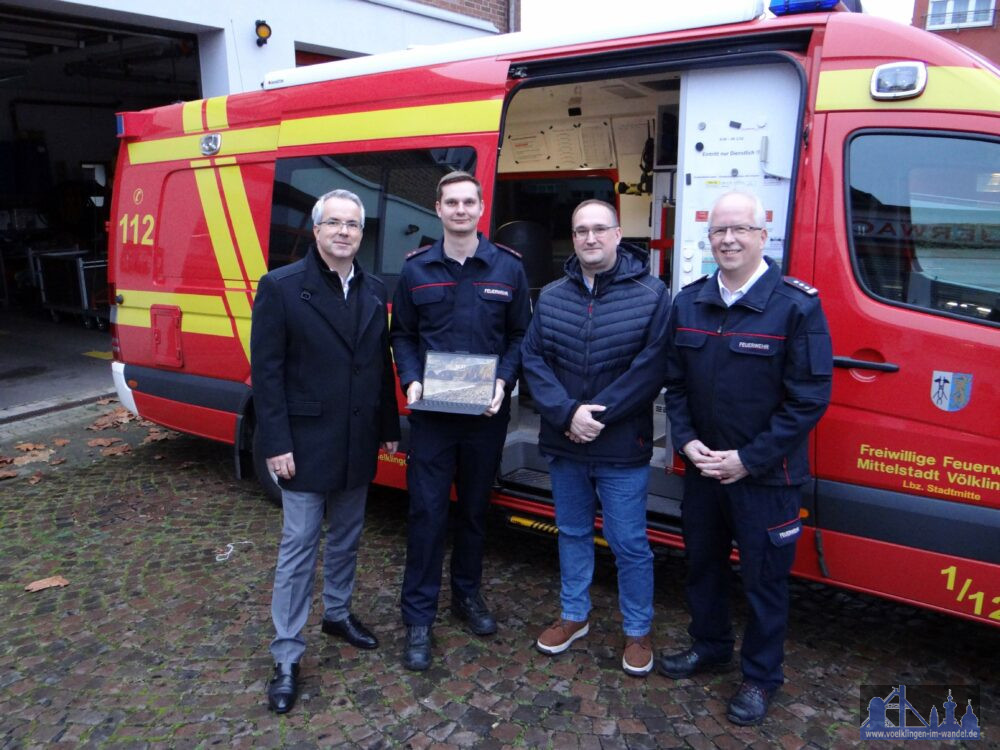 v.l.n.r: Dr. Karsten Wünsche, Geschäftsführer der SWVK Netz, Lukas Leinenbach, Leiter der Abteilung Führungsunterstützung bei der Freiwilligen Feuerwehr Völklingen, Michael Trautwein, Abteilungsleiter Netzbetrieb der SWVK Netz, zusammen mit Wehrführer Heiko Schlang bei der Freiwilligen Feuerwehr Völklingen Foto: Stadtwerke Völklingen Netz GmbH