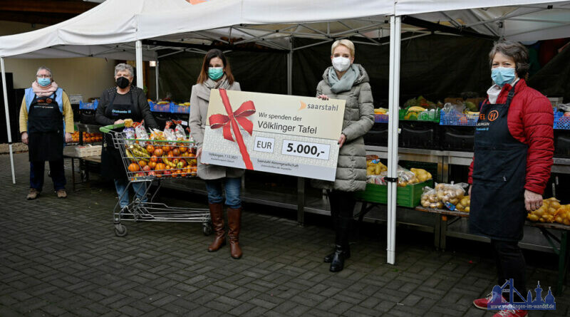 „Nikolaus-Aktion von Saarstahl: Juliane Wernet, Kommunikation Saarstahl, (rechts) überreicht den Spendenscheck an Claudia Rebmann und die ehrenamtlichen Helfer der Völklinger Tafel.“ Copyright „Nicole Munninger / SHS – Stahl-Holding-Saar“