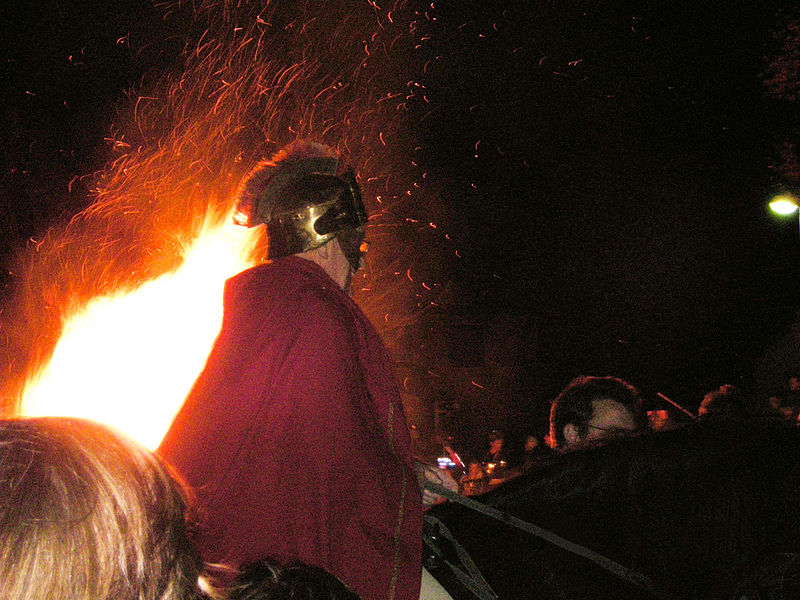 Sankt Martin am Martinsfeuer (Foto: "Die Zuckerschnute"/Wikipedia; lizenzfreie Nutzung gestattet)