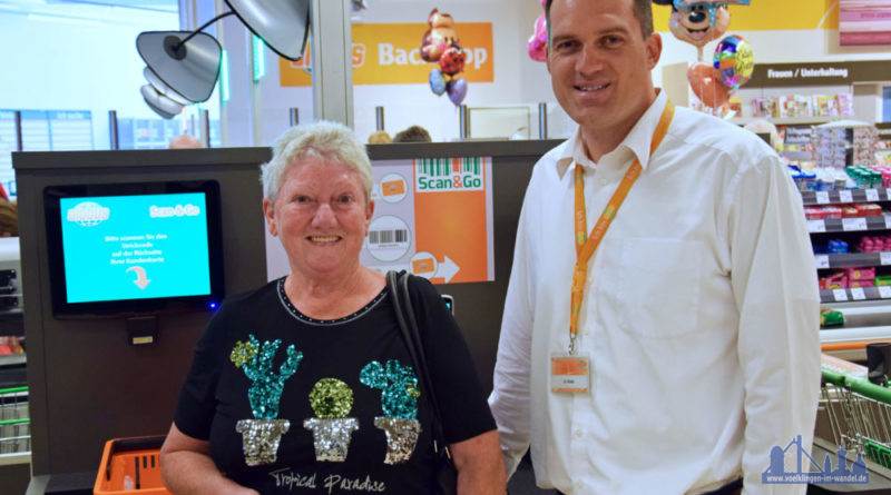 Kundin Frau Inge Eisenlauer „Die Zeitersparnis mit der neuen Technik ist enorm – und noch dazu macht sie jede Menge Spaß“, so Frau Eisenlauer, die für das Foto mit Geschäftsleiter Oliver Kirch posierte (Foto: Globus SBW Völklingen)