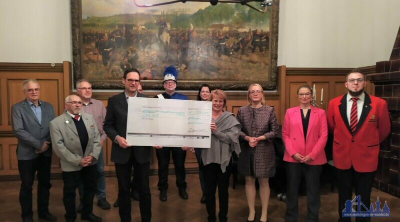 Oberbürgermeisterin Blatt übergibt den Spendencheck an Dr. Joachim Junker vom Landesmusikrat Rheinland-Pfalz. Mit auf dem Foto: Marius Endres, VHS-Direktorin Jenny Ungericht und Finanzstaatssekräterin Anja Wagner-Scheid (v.r.n.l.) sowie Vertreterinnen und Vertreter der beteiligten Musikvereine. Quelle: Stadt Völklingen / Anne Bartelt