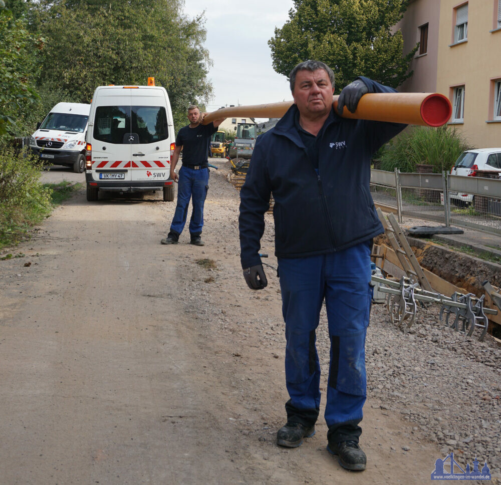 Neue Leitungen für den Hohlweg: Volker Bitdinger (vorne) und Tobias Heib mit einem Gasrohr (Foto: Stadtwerke Völklingen, Abdruck frei)