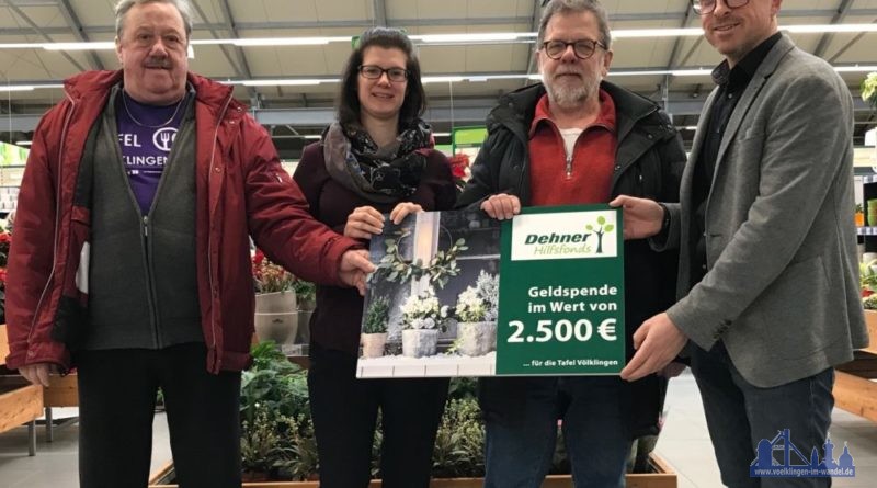 Scheckübergabe im Gartenmarkt in Bous: (v.re) Vertriebsleiter Jörg Schilke, Rainer Daschmann von der Tafel, Marktleiterin Tamara Heilmann und Rolf Heckmann von der Tafel. Foto Diakonie-Saar/ Paulus