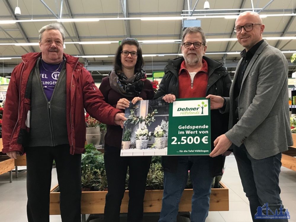 Scheckübergabe im Gartenmarkt in Bous: (v.re) Vertriebsleiter Jörg Schilke, Rainer Daschmann von der Tafel, Marktleiterin Tamara Heilmann und Rolf Heckmann von der Tafel. Foto Diakonie-Saar/ Paulus