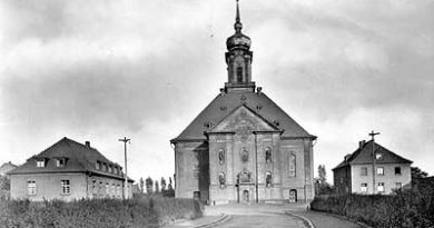 1954: Die Versöhnungskirche umgeben von denn Pfarrhäusdern der Gemeinde.