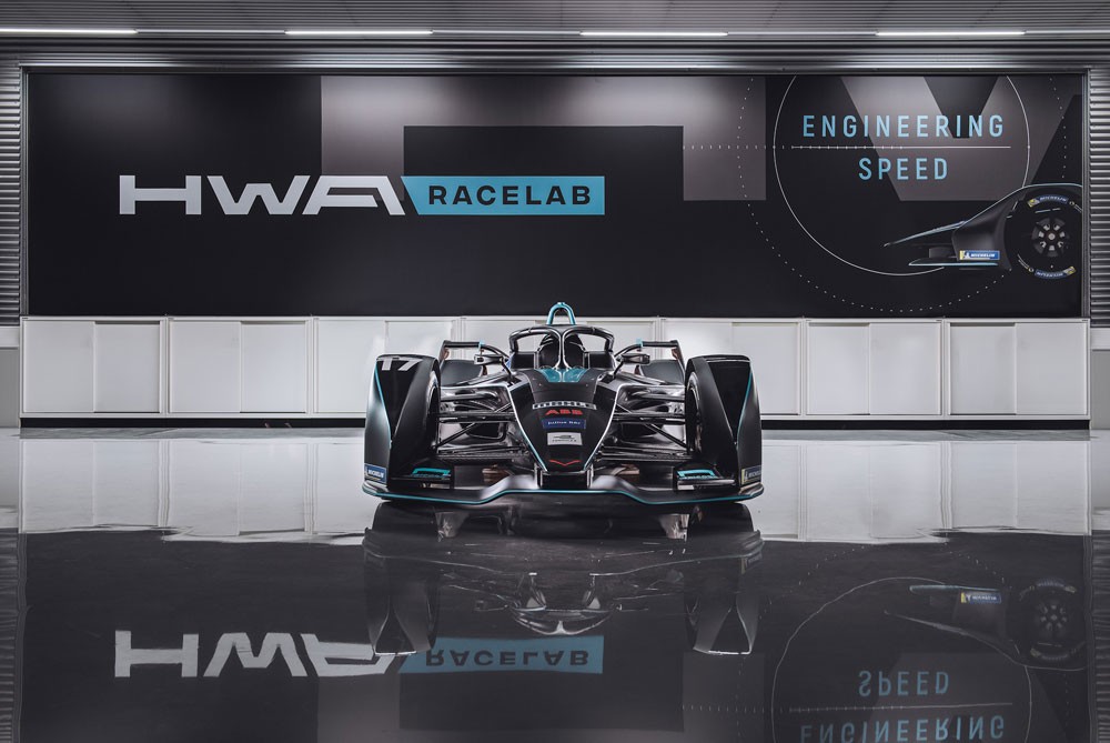 Das HWA RACELAB-Team ermöglicht es Carrie Schreiner aus Völklingen erstmals ein Formel-E-Auto zu testen (Foto: PM motorsport-xl.de) 