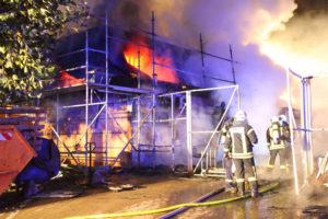 Das Dachgeschoss stand binnen weniger Momente vollkommen in Flammen (Foto: Avenia)