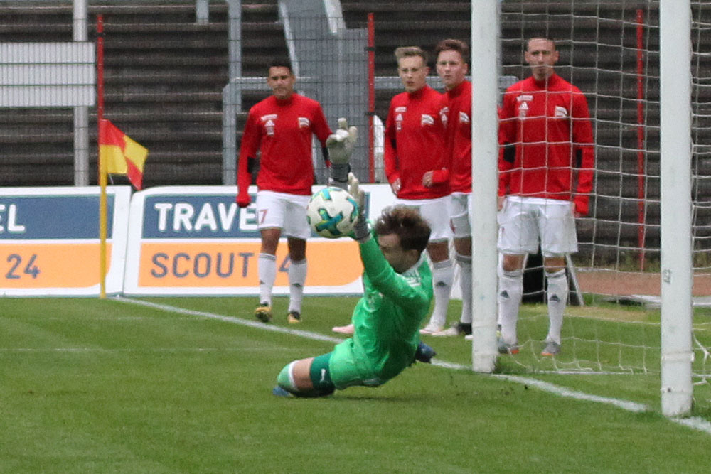 Sebastian Buhl pariert den Elfmeter (Foto: Hell)