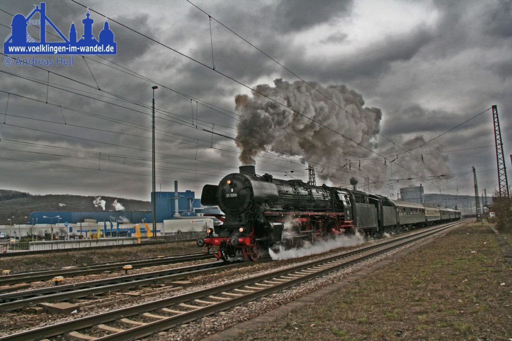 Dampflokomotive vor Personenzügen (Foto: Hell)