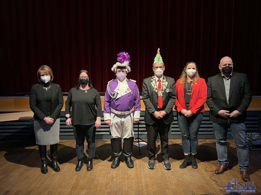 V.l.n.r.: Oberbürgermeisterin Christiane Blatt, Tanja Piskol, Volker Bender, Dirk Öhlsen, Alexandra Theobald und Bürgermeister Christof Sellen bei der Ehrung in der Kulturhalle. (Quelle: Stadt Völklingen, Christoph Eugen)