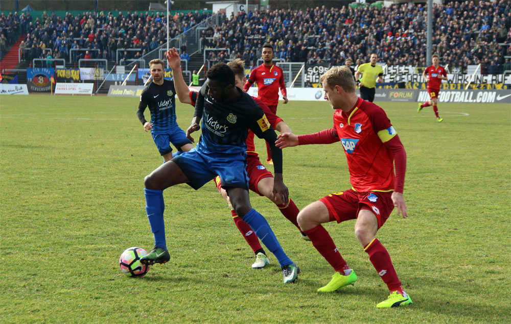 Alexandre Mendy am Ball (Foto: Hell)