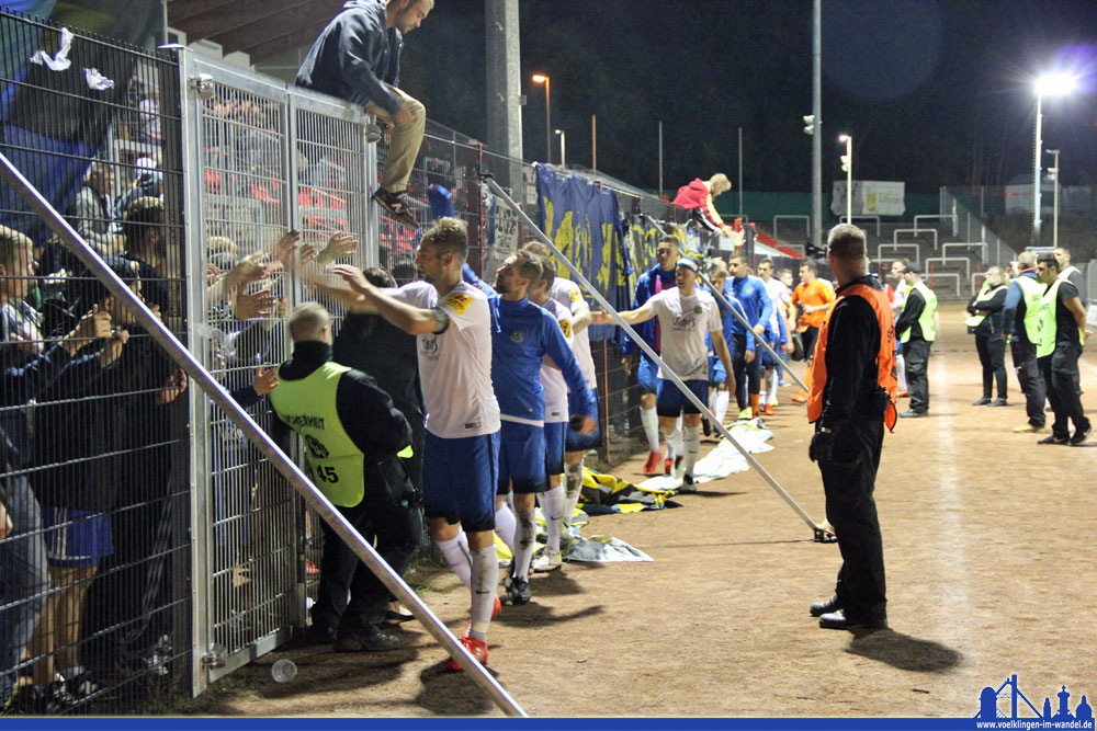 Zur Halbzeit wurden sie ausgepfiffen, nach dem Spiel gefeiert: Die Stimmung der Fans ist noch nicht gefestigt! (Foto: Hell)