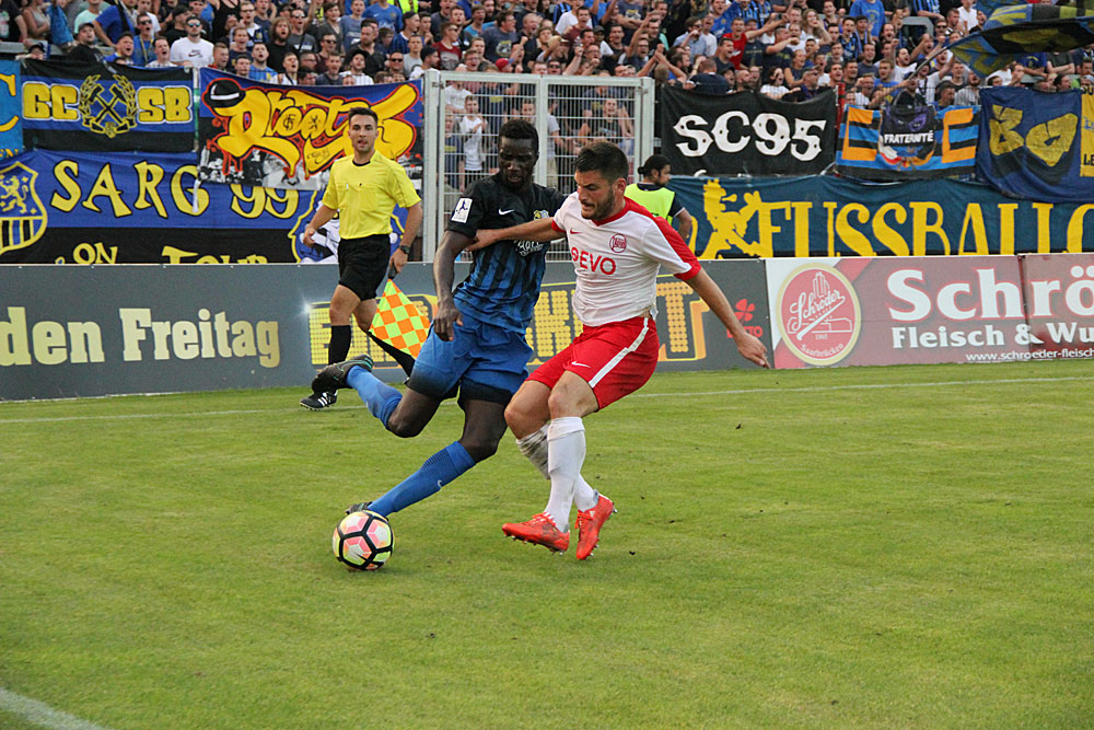 Mendy ist eine feste Größe im Spiel des 1. FCS, hier setzt er sich durch (Foto: Hell)