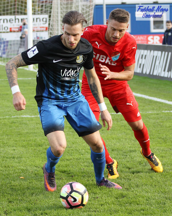 Schon wieder hat er getroffen: Patrick Schmidt im Duell  (Foto: Mohr/Fußball-News Saarland)