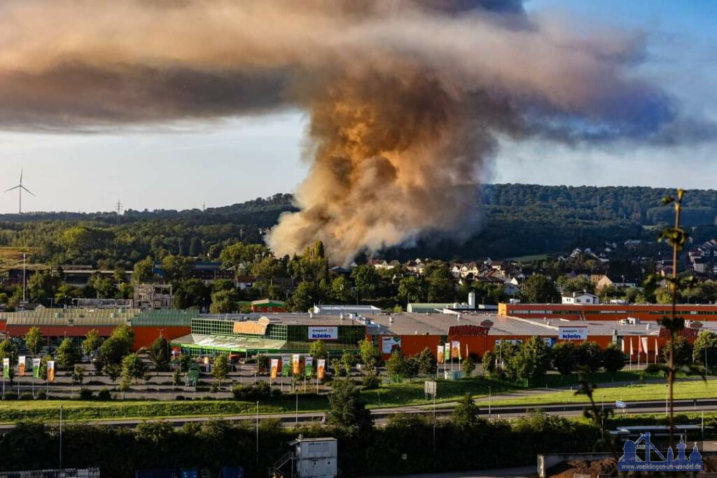 Der Brand ist auch vom Heidstock aus zu sehen (Foto: Jürgen Bennoit)