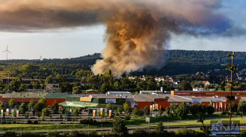 Der Brand ist auch vom Heidstock aus zu sehen (Foto: Jürgen Bennoit)