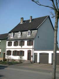 Auch eins der ältesten Häuser in Völklingen, hier sieht man es noch ein bischen. (Bild: A.Hell; 2002) 