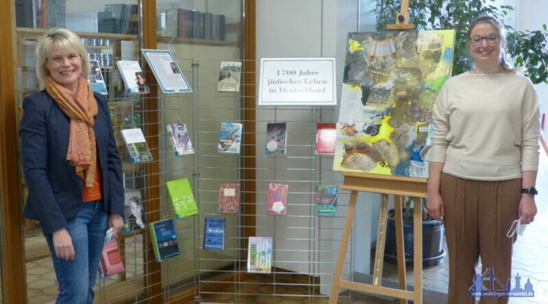 Oberbürgermeisterin Christiane Blatt und VHS-Direktorin Jenny Ungericht präsentieren die Bücherausstellung von jüdischen Autorinnen und Autoren (Quelle: Stadt Völklingen, Heike Putzke).