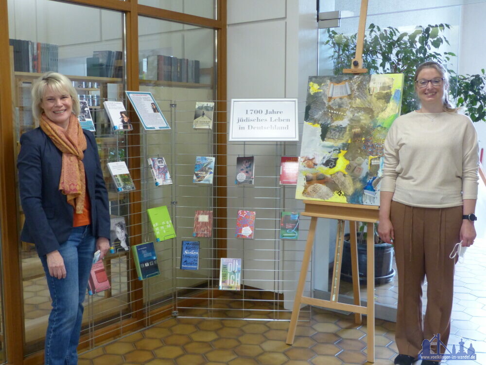 Oberbürgermeisterin Christiane Blatt und VHS-Direktorin Jenny Ungericht präsentieren die Bücherausstellung von jüdischen Autorinnen und Autoren (Quelle: Stadt Völklingen, Heike Putzke).