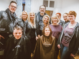 Sabrina Sofka-Hell (v.li) mit Friseuren und jungen „Kunden“. Fotos: Billart/Bernd Ollinger