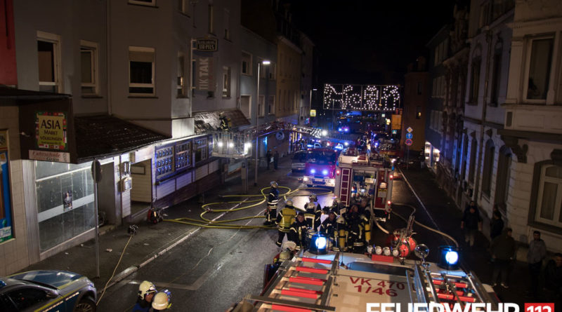 Die eigentlich gemeldete Explosion stellte sich als zerborstener Druckminderer heraus, wonach sich das ausströmende Gas entzündet und das Feuer auf die Einrichtung übergegriffen hatte. (Foto: Feuerwehr Völklingen)