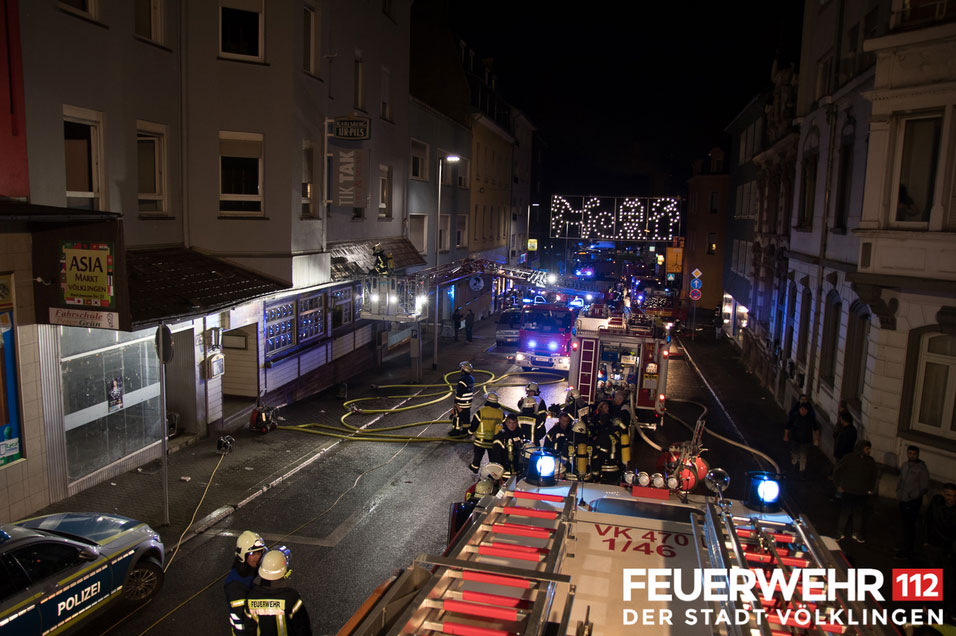 Die eigentlich gemeldete Explosion stellte sich als zerborstener Druckminderer heraus, wonach sich das ausströmende Gas entzündet und das Feuer auf die Einrichtung übergegriffen hatte. (Foto: Feuerwehr Völklingen)