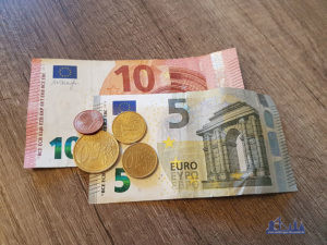 "Geld" von www.voelklingen-im-wandel.de ist lizenziert unter einer Creative Commons Namensnennung - Weitergabe unter gleichen Bedingungen 4.0 International Lizenz.