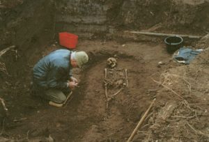 Durch einen Knochenfund bei Aushubarbeiten wurde man wieder auf die Martinskirche und den sie umgebenden alten Friedhof aufmerksam. (Foto: SZ/Archiv BI Alter Brühl)