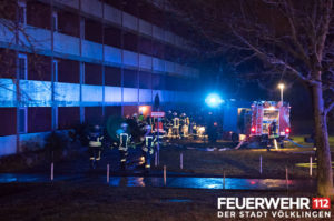 Die Einsatzkräfte begannen sofort mit der Brandbekämpfung durch den Haupteingang des Gebäudes. (Foto: Feuerwehr VKL)