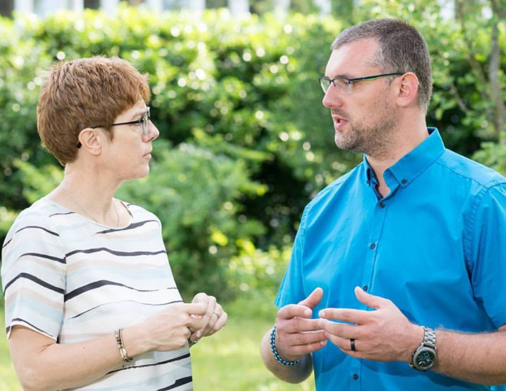 Im Gespräch mit Ministerpräsidentin Annegret Kramp-Karrenbauer: Kevin Frank (Foto: Frank/CDU)