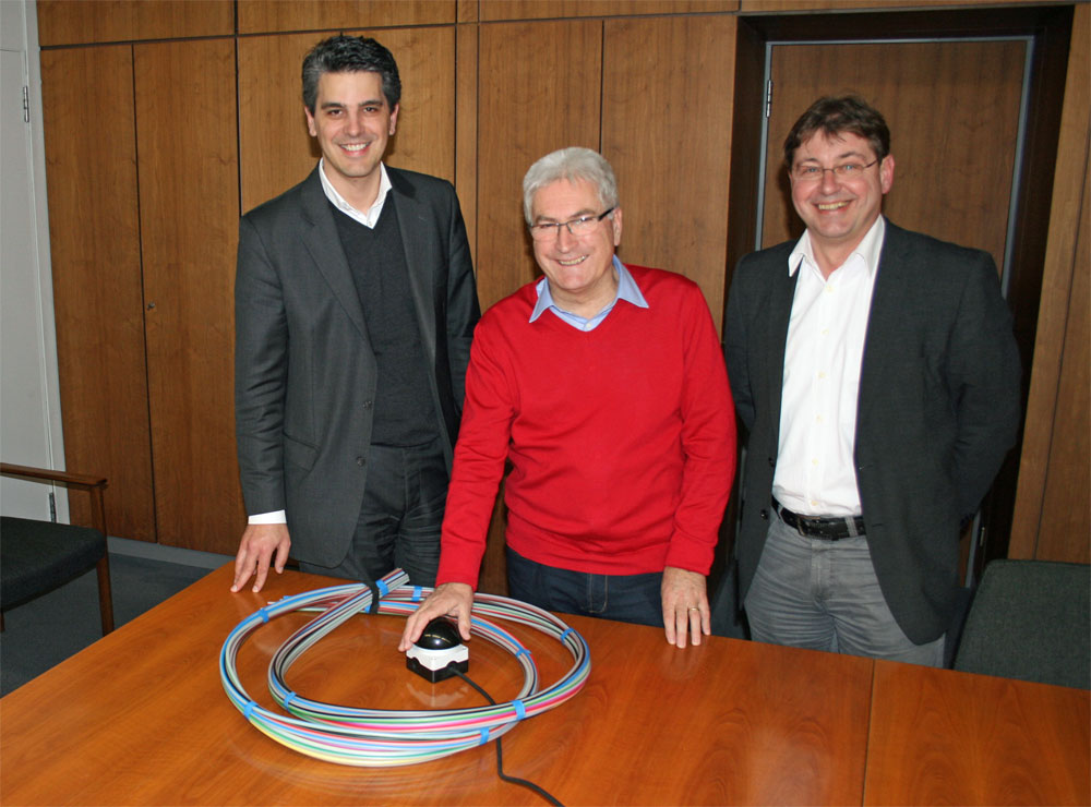 Oberbürgermeister Klaus Lorig(m.) mit David Zimmer von der Firma Inexio(links) sowie Dr. Martin Alt(Stadt Völklingen). Foto: gri