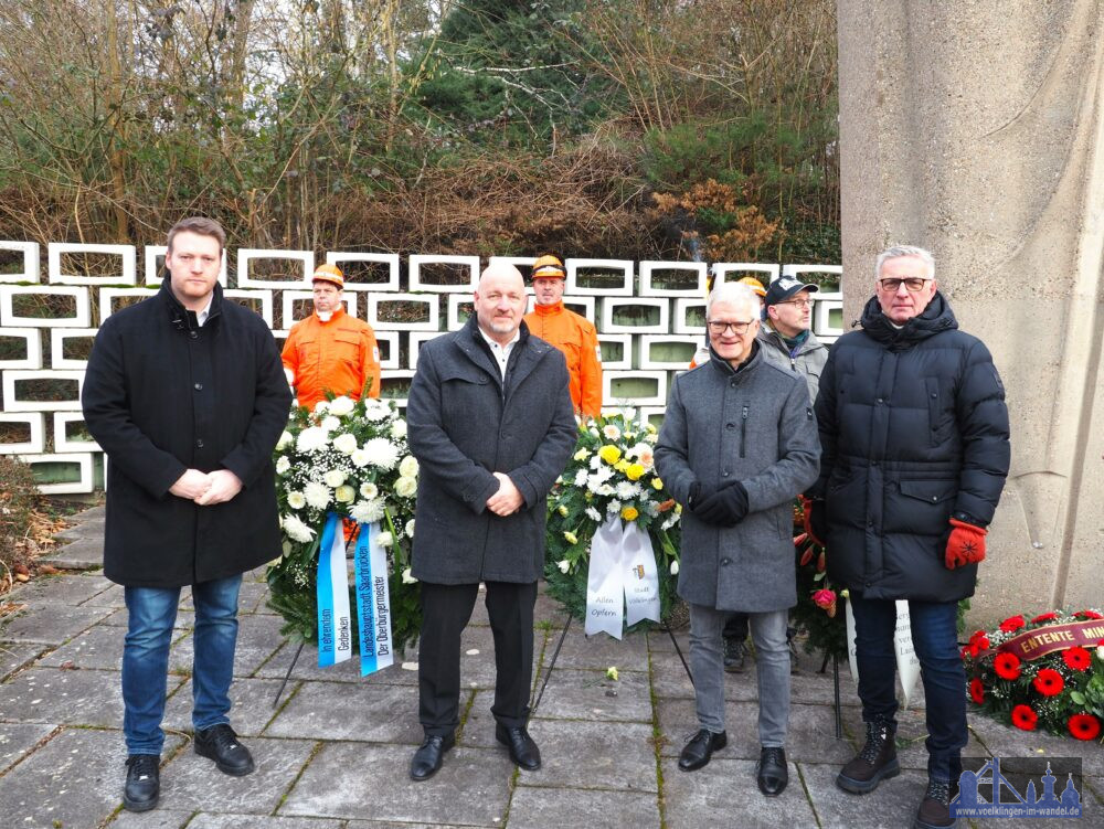 Von links: Tobias Raab, Dezernent für Wirtschaft, Soziales und Digitalisierung bei der Stadt Saarbrücken, Bürgermeister Christoph Sellen, Oberbürgermeister Stephan Tautz und der Völklinger Ortsvorsteher Uwe Steffen bei der Kranzniederlegung am Barbara-Denkmal. (Stadt VK)