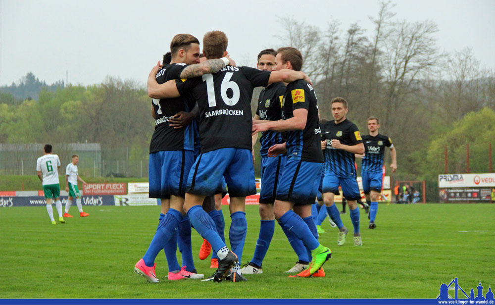 Die Spieler des 1.FC Saarbrücken bejubeln das 3:0 (Foto: Hell)