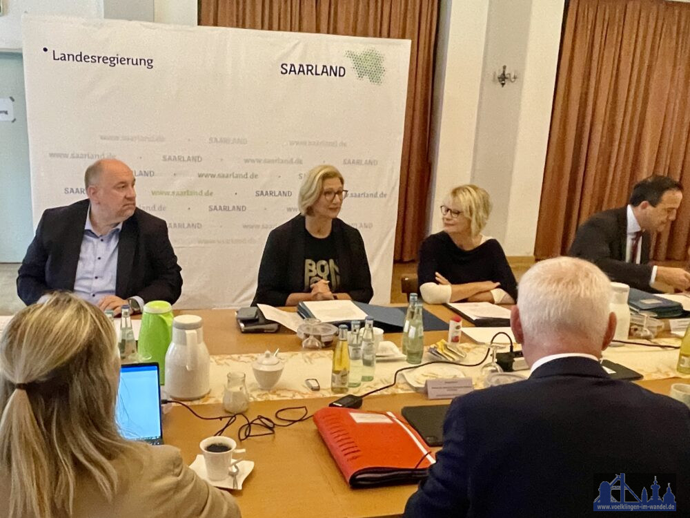 Das "Kabinett vor Ort" um Ministerpräsidentin Anke Rehlinger (links neben Völklingens OB Christiane Blatt) tagte im Diakonischen Zentrum Völklingen. (Foto: Stadt VK)