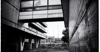 Die Brücke zwischen Parkhaus und Kaufhaus (Foto: D. Schumann)