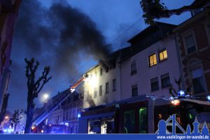 Die Feuerwehr konnte alle im Haus befindlichen Personen vor dem giftigen Rauchgas retten (Foto: Hell)