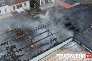 Die ausgebrannte Lagerhalle in Mitten der Wohnbebauung. Ein Brandnest ist noch deutlich zu sehen (Foto: Feuerwehr Völklingen)