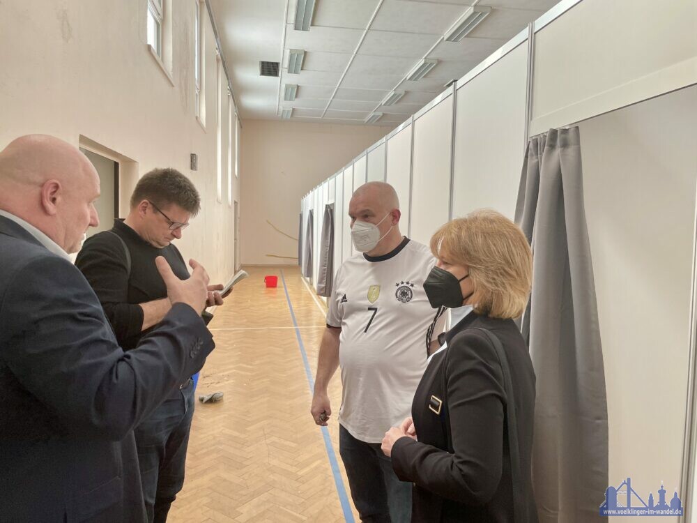 Oberbürgermeisterin Christiane Blatt und Bürgermeister Christof Sellen machen sich ein Bild von der Notunterkunft in der Turnhalle Saarstraße (Stadt Völklingen, Lars Hüsslein).