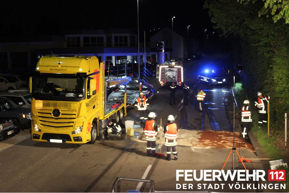 An einem LKW kam es zu einer Undichtigkeit am Tank. Die Einsatzkräfte streuten bereits ausgelaufenen Diesel ab und nahmen diesen auf. Der Tank wurde abgedichtet und noch im Tank befindlicher Diesel abgepumpt. Für die Dauer des Einsatzes der Feuerwehr musste die B51 zeitweise komplett gesperrt werden. Nach Eintreffen einer Fachfirma wurde die Einsatzstelle an die Polizei übergeben. (Foto: Feuerwehr Völklingen)