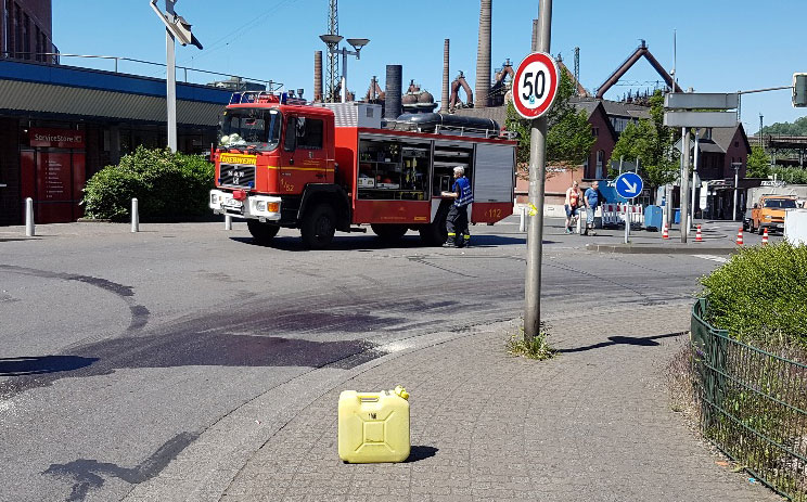 Eine Ölspur hatte einen Feuerwehreinsatz zur Folge (Foto: Hell)