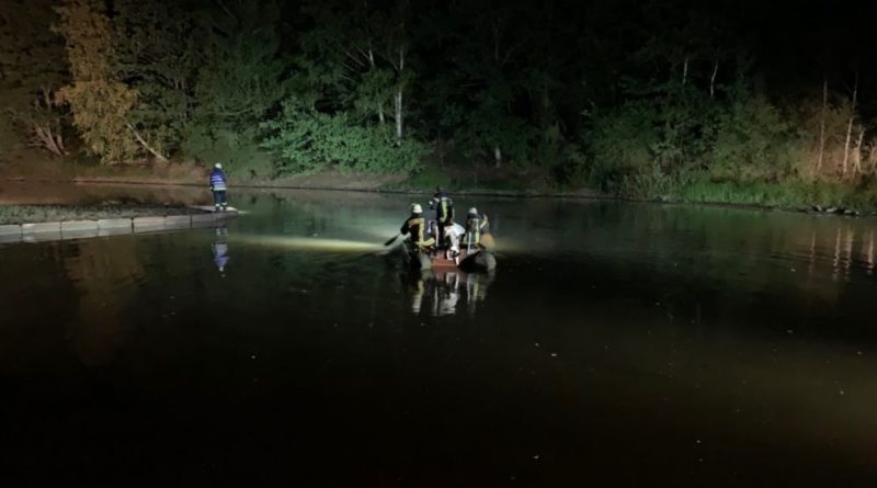 Die Feuerwehr wurde im Rahmen der Amtshilfe von der Polizei zur Personensuche in das Gebiet des Warndtweihers gerufen. Von Seiten der Feuerwehr wurde der gesamte Weiherbereich mittels Schlauchboot und Wärmebildkamera, sowie der Landbereich von mehreren Fußtrupps abgesucht und ausgeleuchtet. Die Person konnte schließlich auf einem Hochsitz abseits der Wege aufgefunden und von diesem durch die Einsatzkräfte gerettet werden. Zur weiteren medizinischen Versorgung wurde diese dem Rettungsdienst übergeben. Foto: Feuerwehr Völklingen