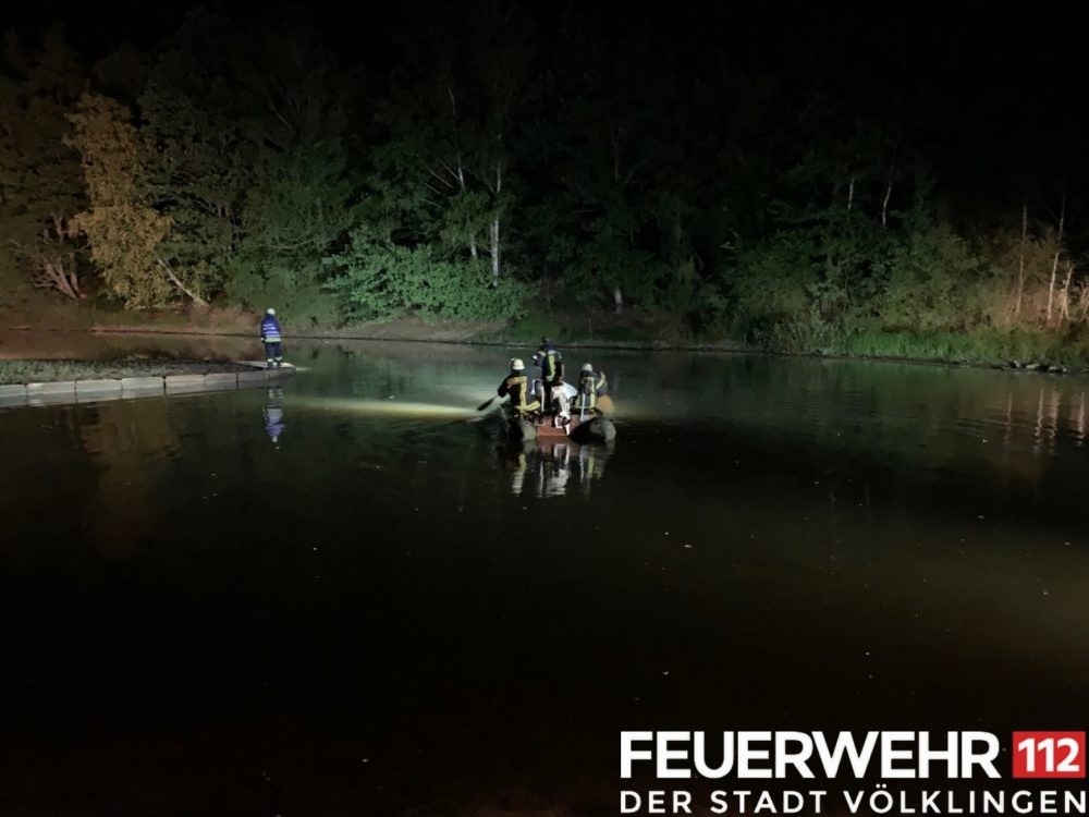 Die Feuerwehr wurde im Rahmen der Amtshilfe von der Polizei zur Personensuche in das Gebiet des Warndtweihers gerufen. Von Seiten der Feuerwehr wurde der gesamte Weiherbereich mittels Schlauchboot und Wärmebildkamera, sowie der Landbereich von mehreren Fußtrupps abgesucht und ausgeleuchtet. Die Person konnte schließlich auf einem Hochsitz abseits der Wege aufgefunden und von diesem durch die Einsatzkräfte gerettet werden. Zur weiteren medizinischen Versorgung wurde diese dem Rettungsdienst übergeben. Foto: Feuerwehr Völklingen