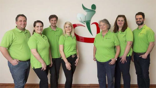 Das Expertenteam von Pflegeherzen von rechts: Luigi Avarello, Vera Kaiser, Irena Pokora. Jane Schröter, Gregor Euskirchen, Eylem Temi und Krystian Temi. (Foto: Pflegeherzen)